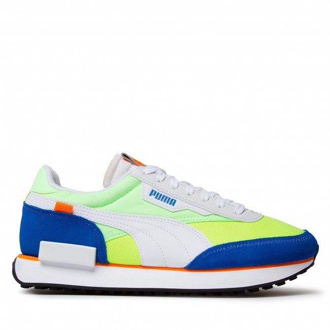 راكب المستقبل يلعب