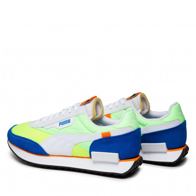 راكب المستقبل يلعب