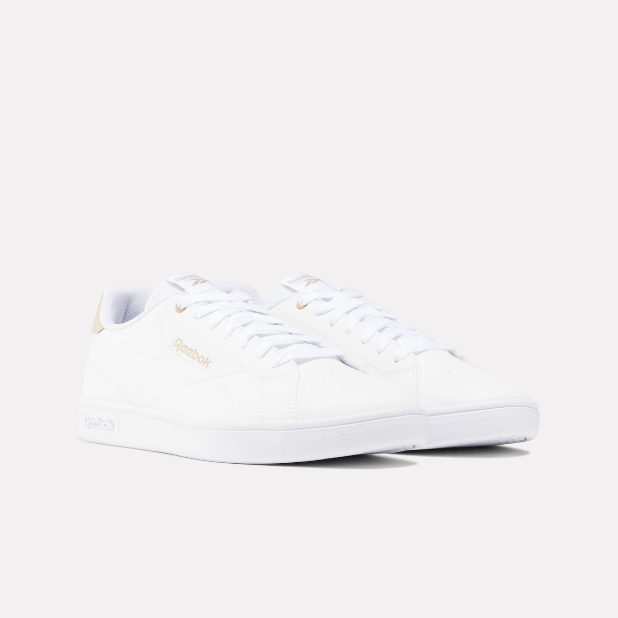 تنظيف ملعب ريبوك